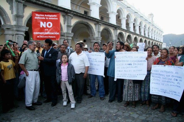 Antigüeños reclaman el Palacio de los Capitanes Generales