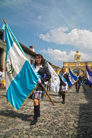 Hoy 15 de septiembre alumnos del Nivel Medio desfilaron por las calles de La Antigua Guatemala