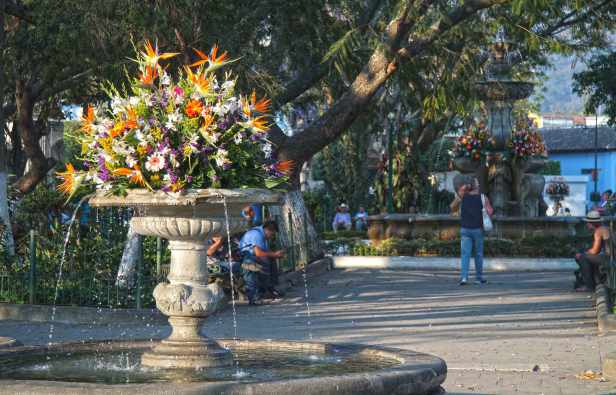 plaza-mayor-de-la-antigua-guatemala