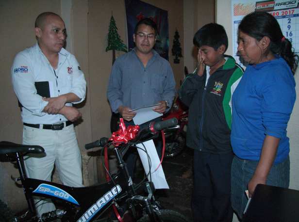 menor-victima-de-robo-en-la-antigua-guatemala-recibe-obsequios