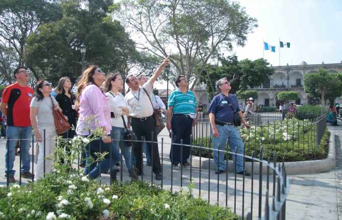 Empresarios-del-Turismo-de-El-Salvador-visitan-la-ciudad--de-La-Antigua-Guatemala