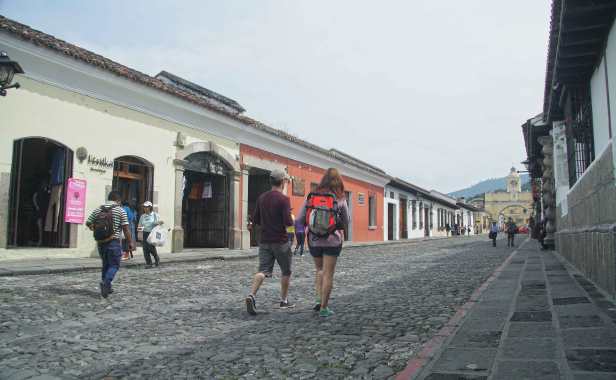 la-Calle-del-Arco-de-La-Antigua-Guatemala-vuelve-a-ser-peatonal-los-fines-de-semana