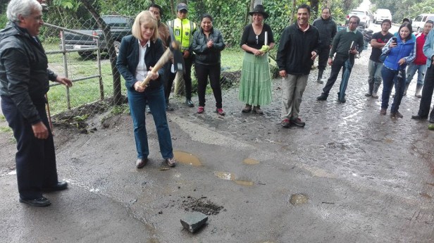 Alcaldesa de la Antigua Guatemala inaugura empedrado en san Cristóbal el Alto de La Antigua Guatemala