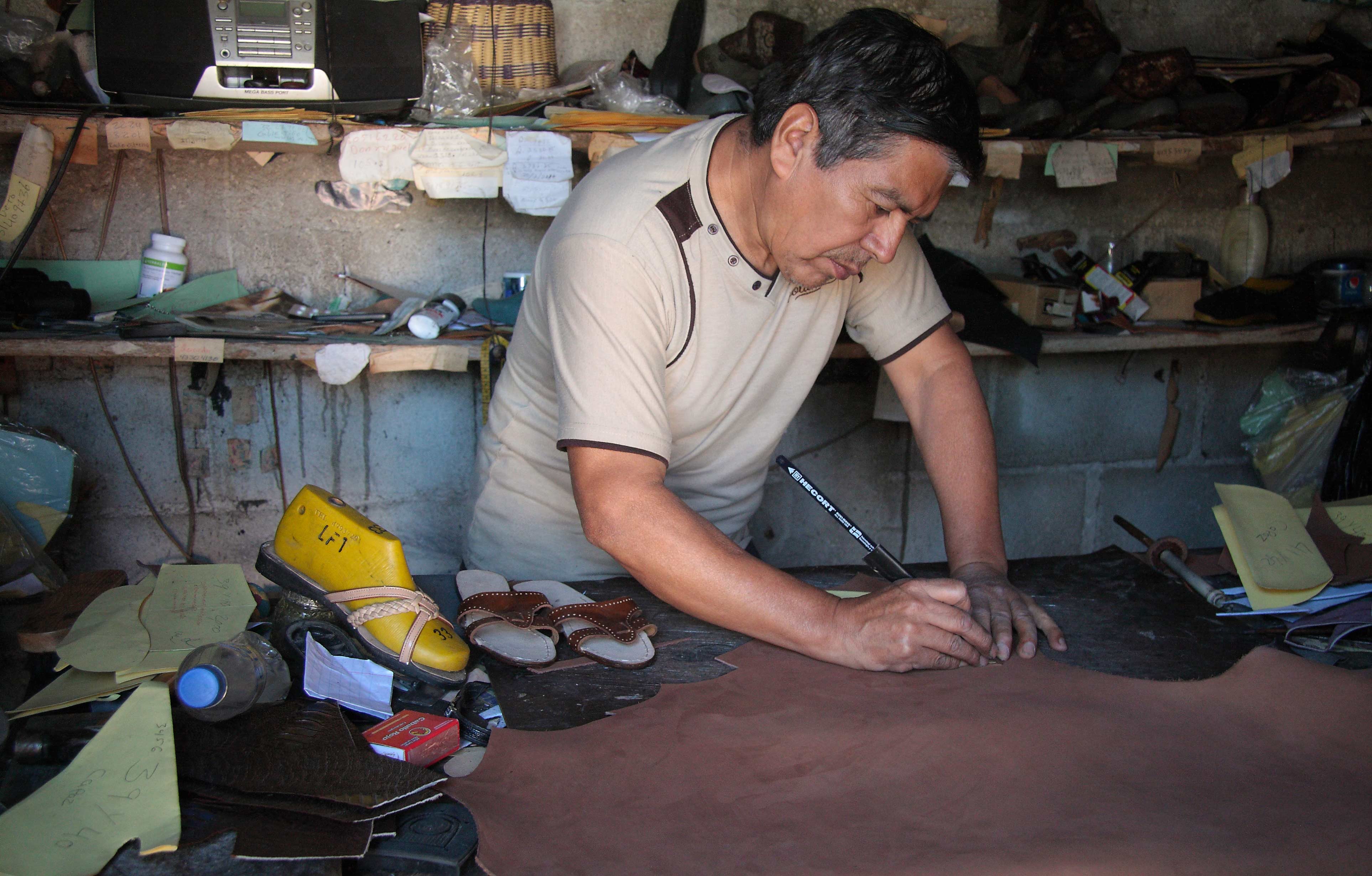 Mario-Rubén-García-Cay,-el-Artesano-de-las-Botas