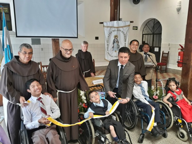 la Asociación de las Obras Sociales del Santo Hermano Pedro hizo entrega simbólica de los trabajos de restauración de las fachadas del Antiguo Hospital para Clérigos e Iglesia San P
