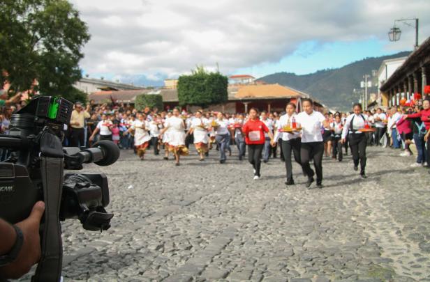 Carrera-de-Charolas-en-La-Antigua-Guatemala.