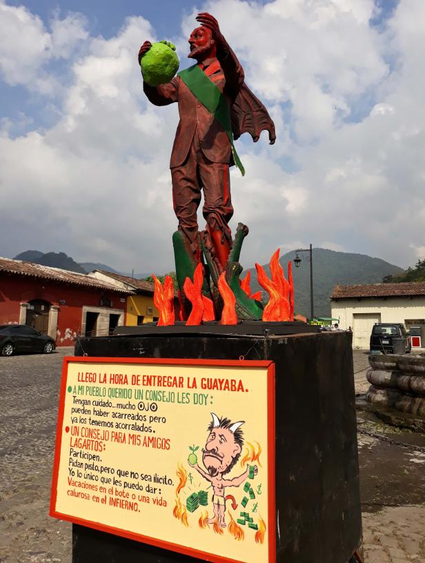 El-Diablo-Ecológico-en-La-Antigua-Guatemala.-La-tradicional-Quema-del-Diablo.