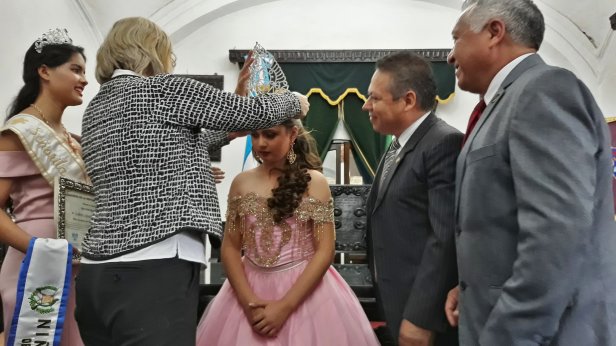Isabella Sarahí Arriaza Cabrera recibe investidura de  “Niña Oriente de Guatemala”.jpg